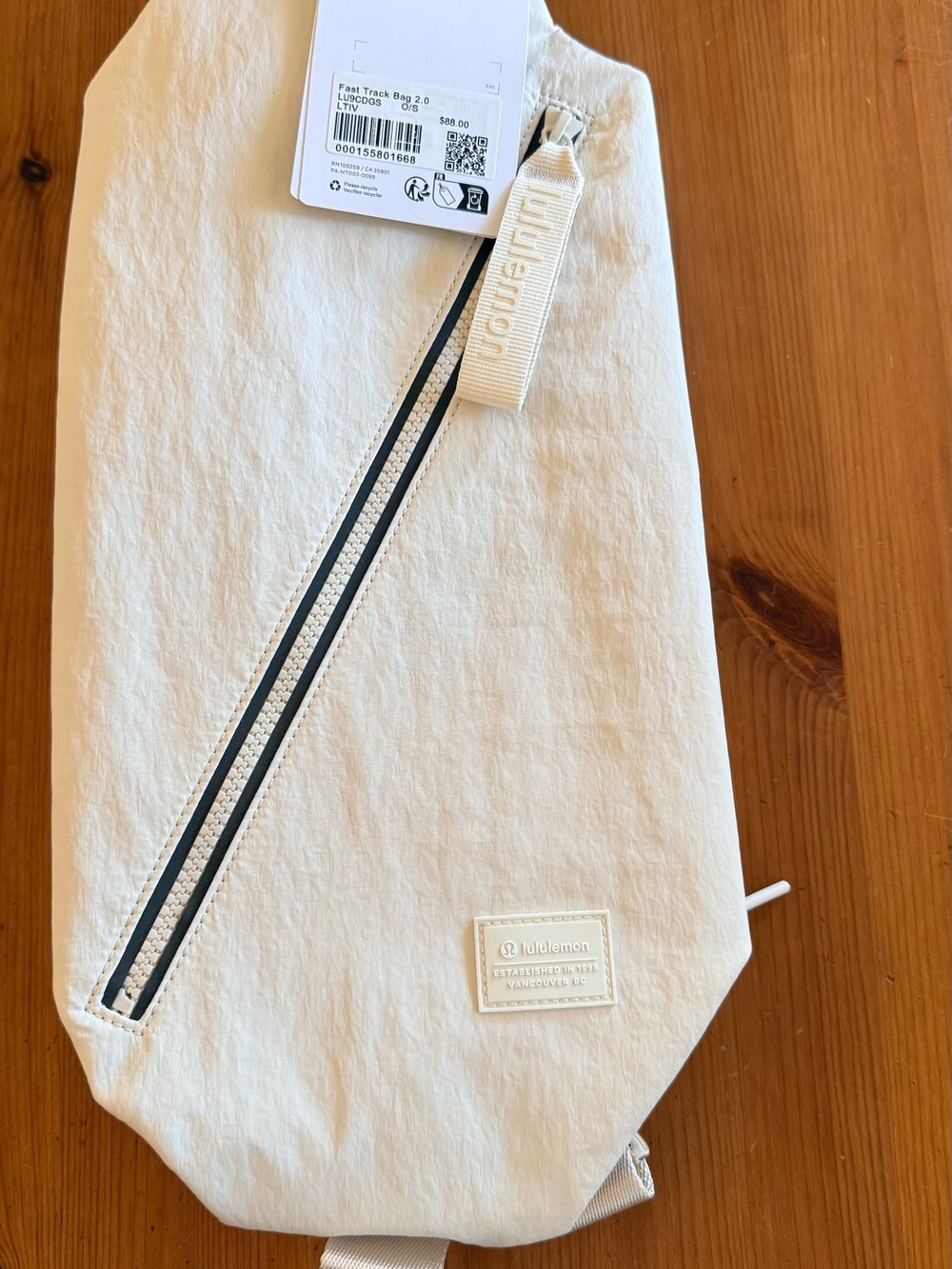 Lululemon Fast Track Bag 2.010L
NWT bone color